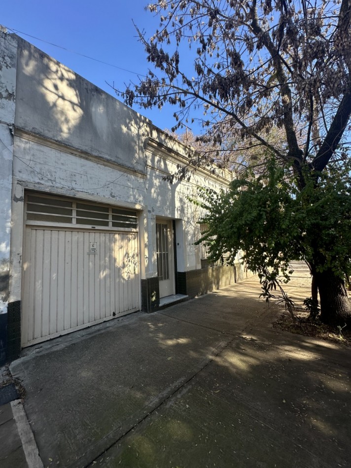 Casa de 4 ambientes en lote propio en pleno Chacarita - Ideal para refaccionar o construir