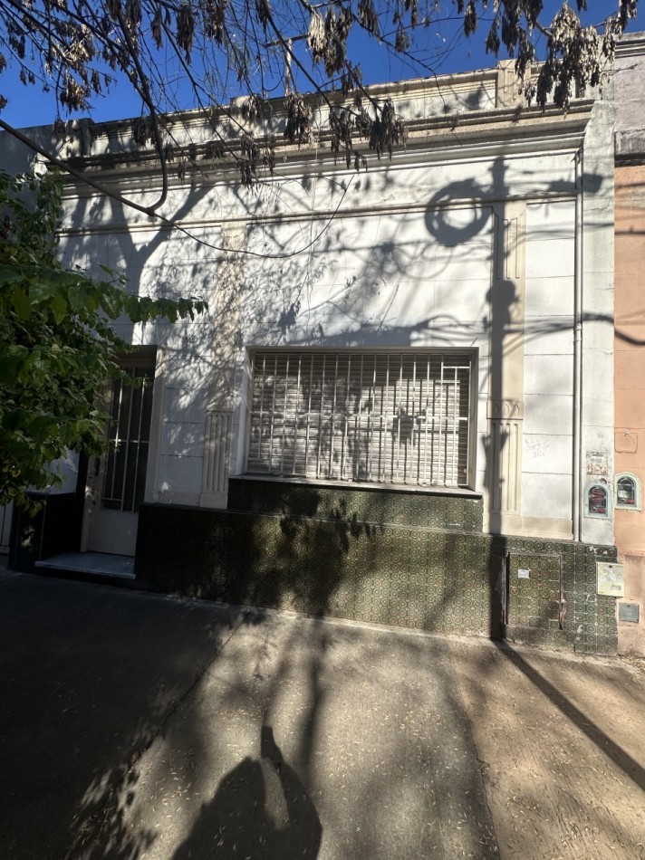 Casa de 4 ambientes en lote propio en pleno Chacarita - Ideal para refaccionar o construir