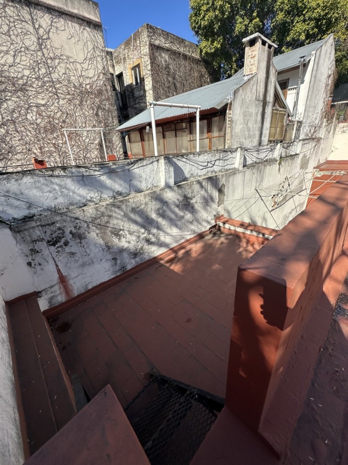 Casa de 4 ambientes en lote propio en pleno Chacarita - Ideal para refaccionar o construir