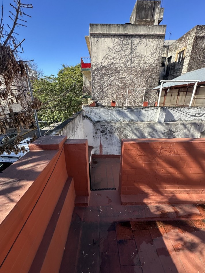 Casa de 4 ambientes en lote propio en pleno Chacarita - Ideal para refaccionar o construir
