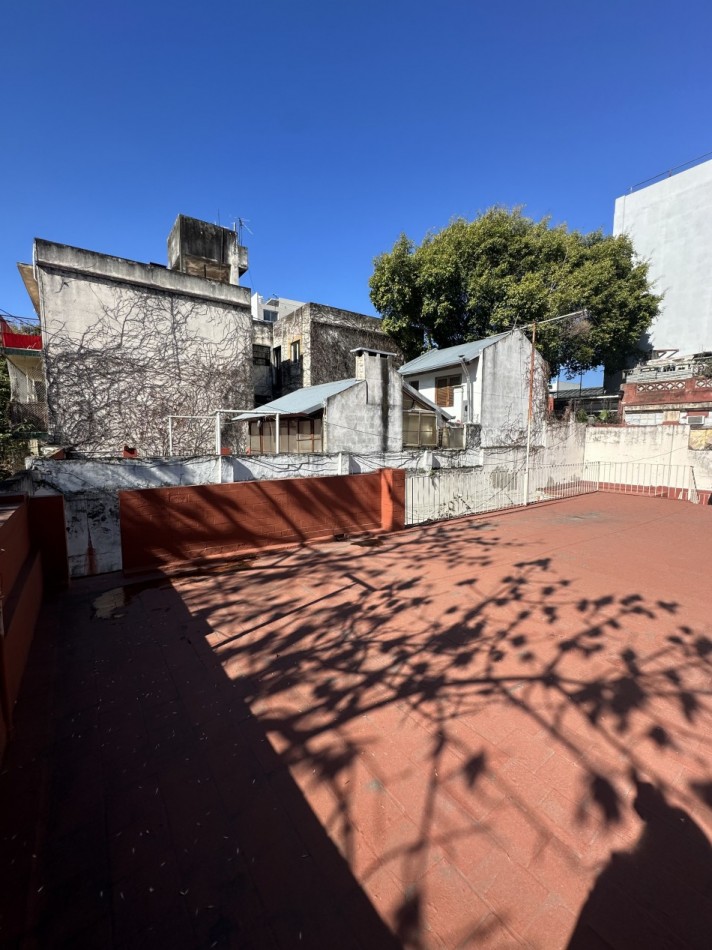 Casa de 4 ambientes en lote propio en pleno Chacarita - Ideal para refaccionar o construir