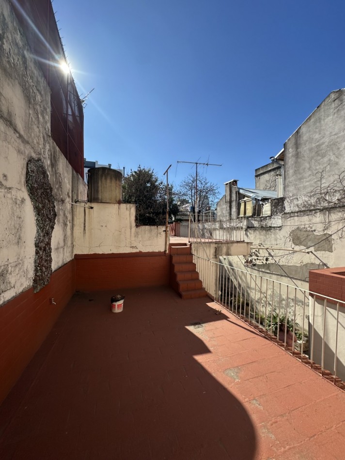 Casa de 4 ambientes en lote propio en pleno Chacarita - Ideal para refaccionar o construir