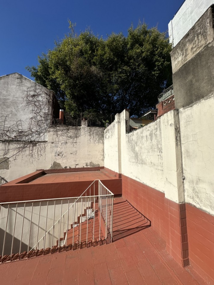 Casa de 4 ambientes en lote propio en pleno Chacarita - Ideal para refaccionar o construir