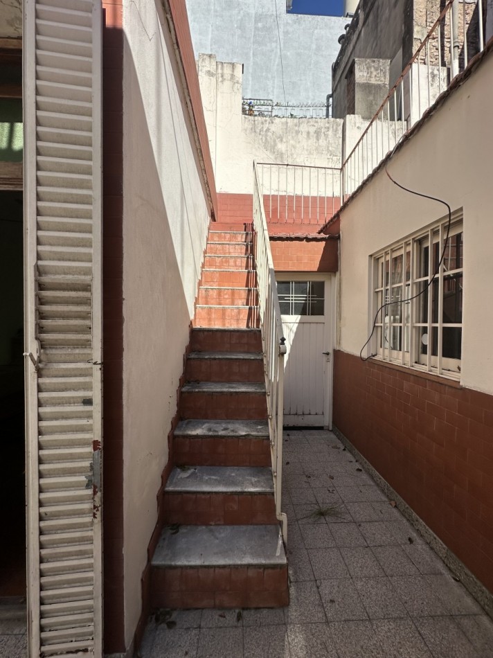 Casa de 4 ambientes en lote propio en pleno Chacarita - Ideal para refaccionar o construir