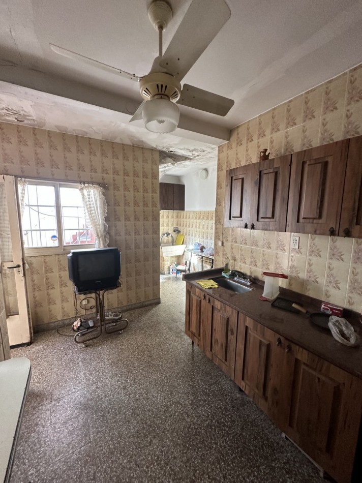 Casa de 4 ambientes en lote propio en pleno Chacarita - Ideal para refaccionar o construir