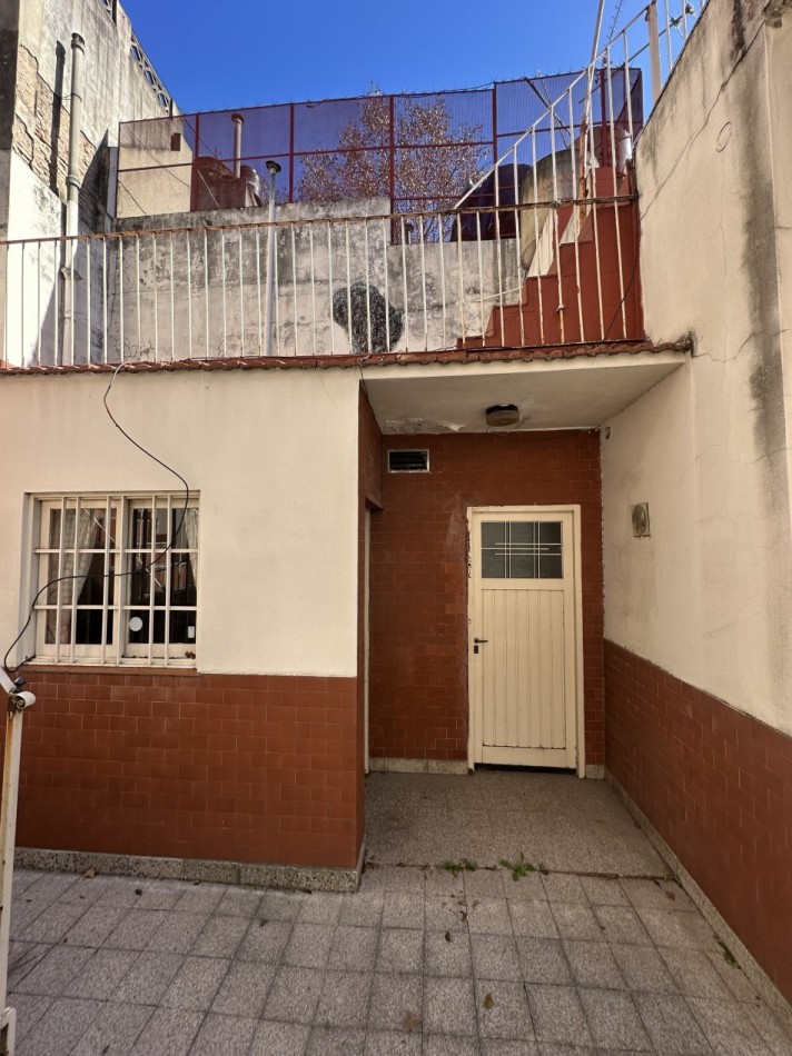 Casa de 4 ambientes en lote propio en pleno Chacarita - Ideal para refaccionar o construir