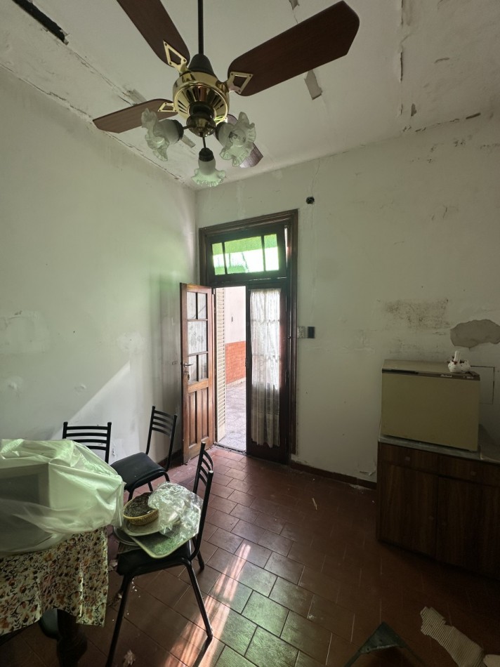 Casa de 4 ambientes en lote propio en pleno Chacarita - Ideal para refaccionar o construir