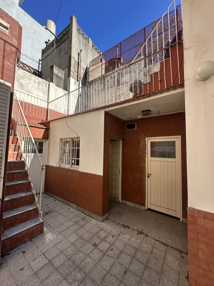 Casa de 4 ambientes en lote propio en pleno Chacarita - Ideal para refaccionar o construir