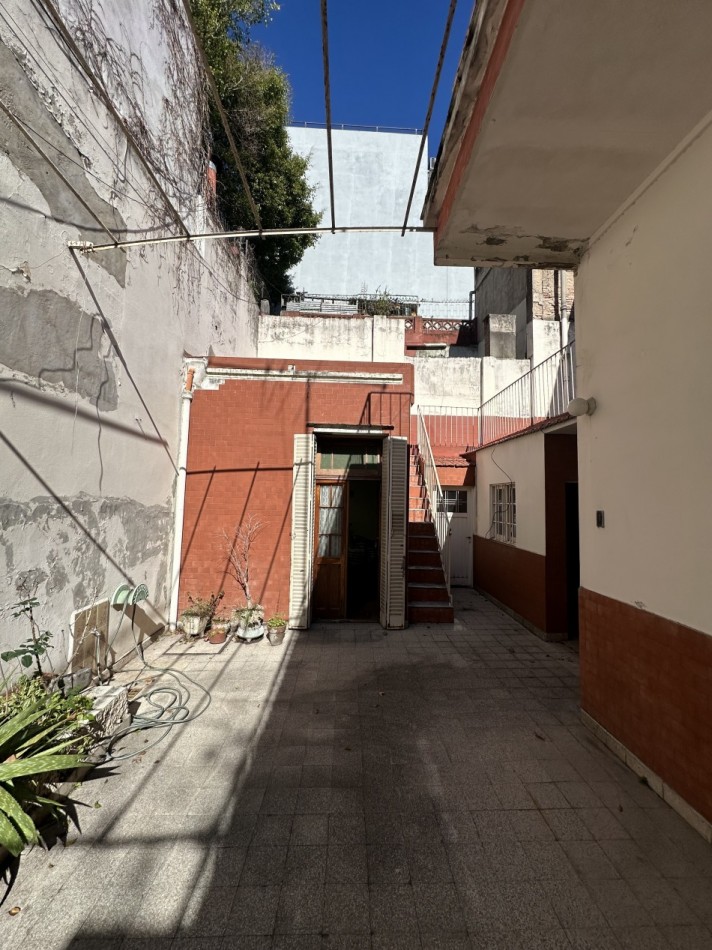 Casa de 4 ambientes en lote propio en pleno Chacarita - Ideal para refaccionar o construir