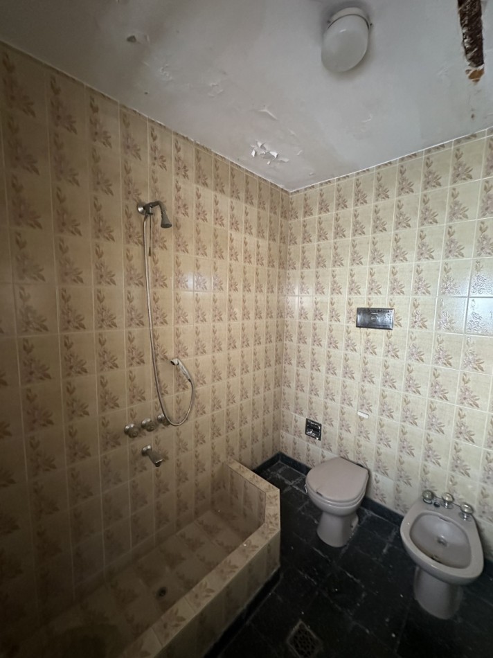 Casa de 4 ambientes en lote propio en pleno Chacarita - Ideal para refaccionar o construir