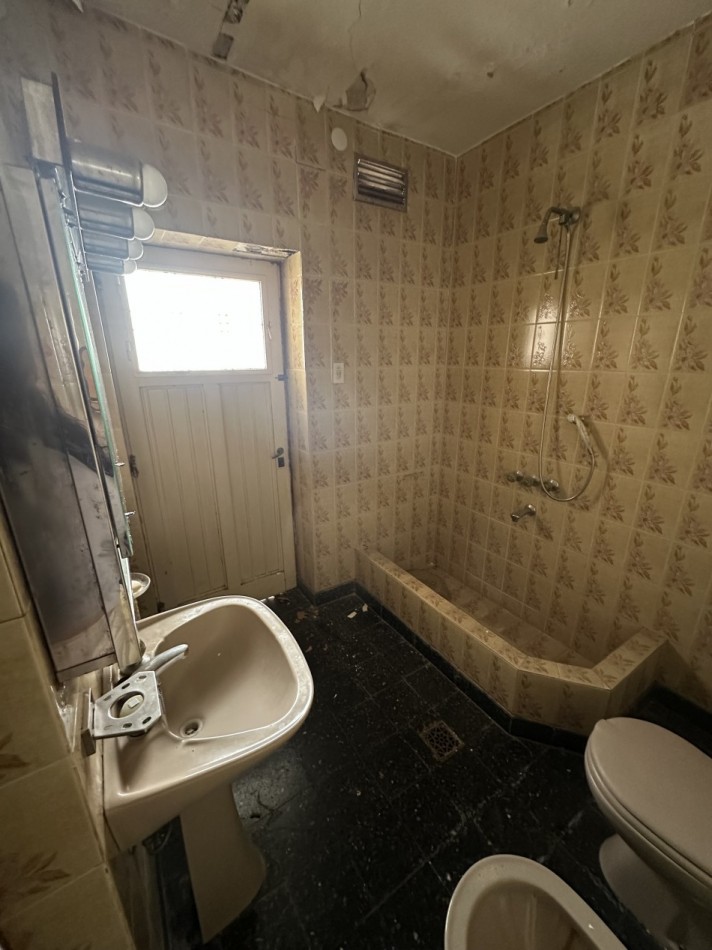 Casa de 4 ambientes en lote propio en pleno Chacarita - Ideal para refaccionar o construir