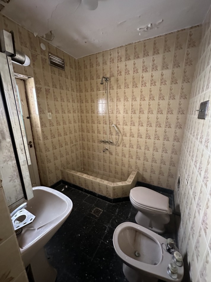 Casa de 4 ambientes en lote propio en pleno Chacarita - Ideal para refaccionar o construir
