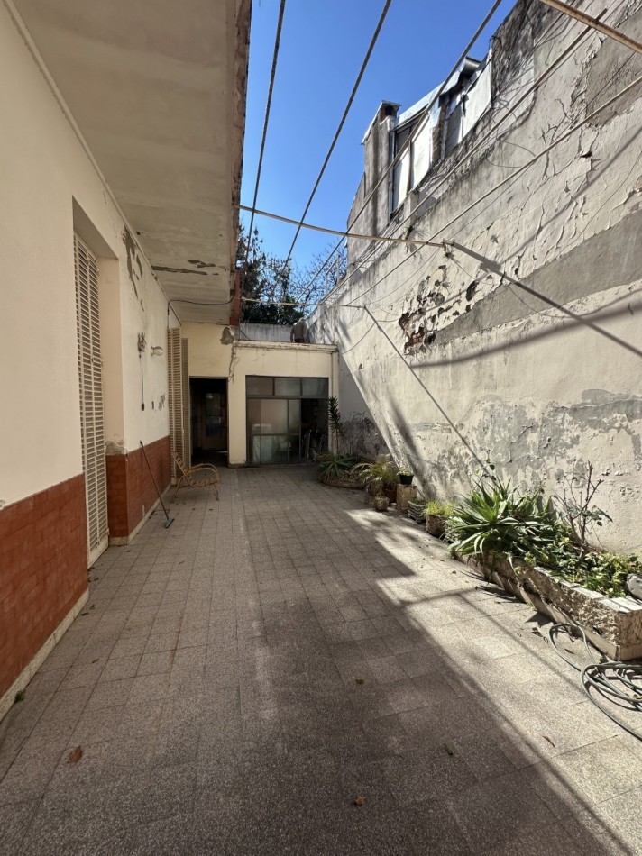 Casa de 4 ambientes en lote propio en pleno Chacarita - Ideal para refaccionar o construir