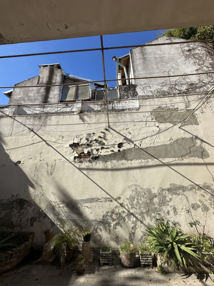 Casa de 4 ambientes en lote propio en pleno Chacarita - Ideal para refaccionar o construir