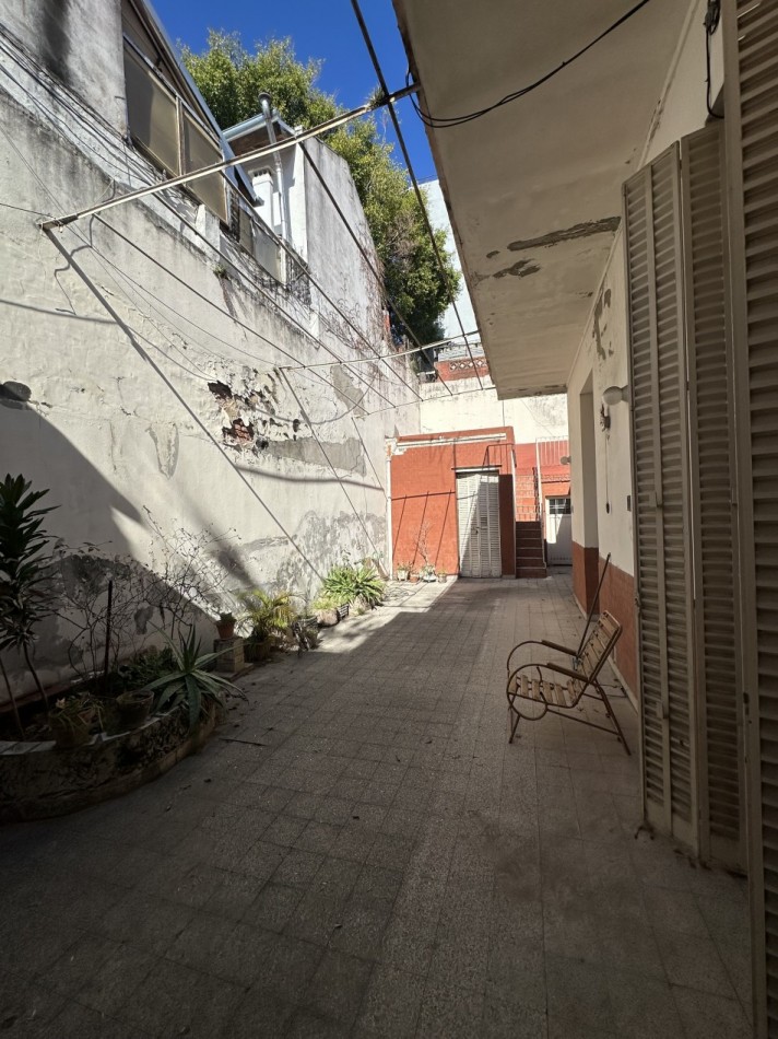 Casa de 4 ambientes en lote propio en pleno Chacarita - Ideal para refaccionar o construir
