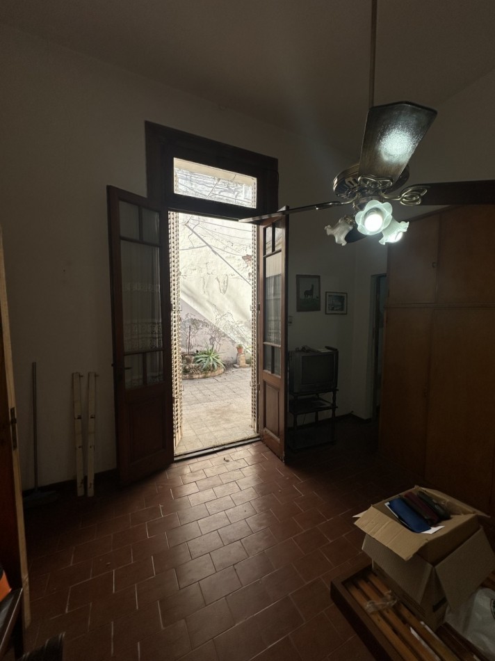 Casa de 4 ambientes en lote propio en pleno Chacarita - Ideal para refaccionar o construir