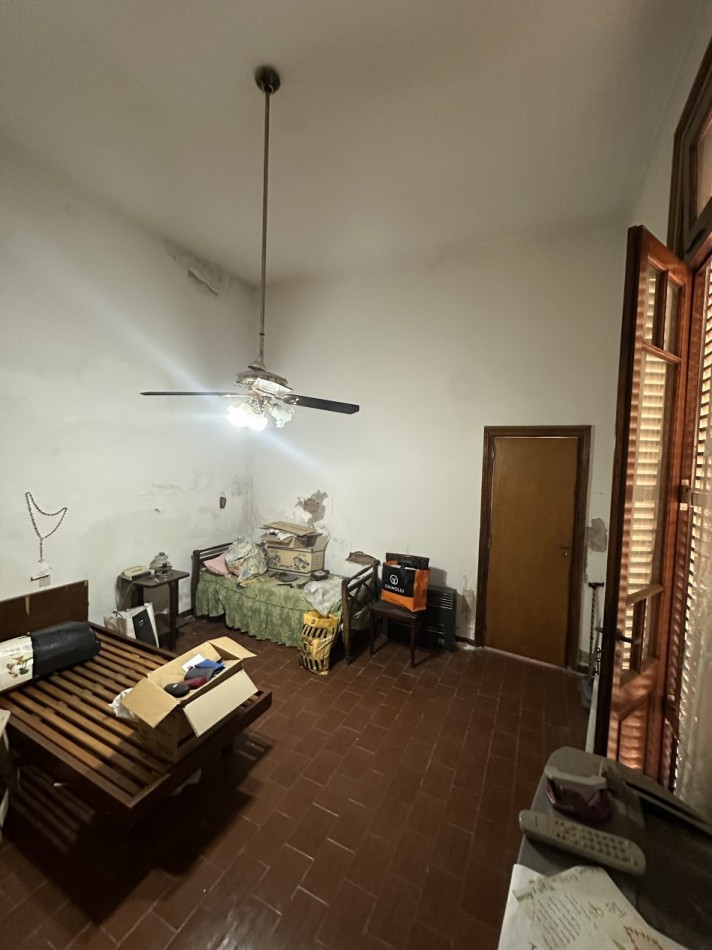 Casa de 4 ambientes en lote propio en pleno Chacarita - Ideal para refaccionar o construir
